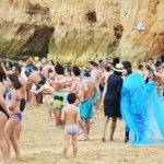 Sul Informação - FOTOGALERIA: Nem a ameaça de chuva afastou os banhistas de Ferragudo