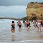 Sul Informação - FOTOGALERIA: Nem a ameaça de chuva afastou os banhistas de Ferragudo