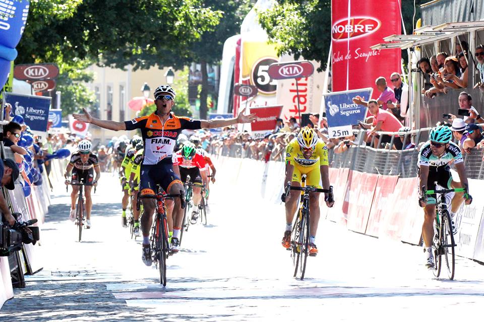 A chegada da 3ª etapa, com Manuel Cardoso, do Team Tavira, à direita, a chegar em 3º, e Vicente de Mateos, do Louletano Ray Just Energy, logo atrás, em 4º