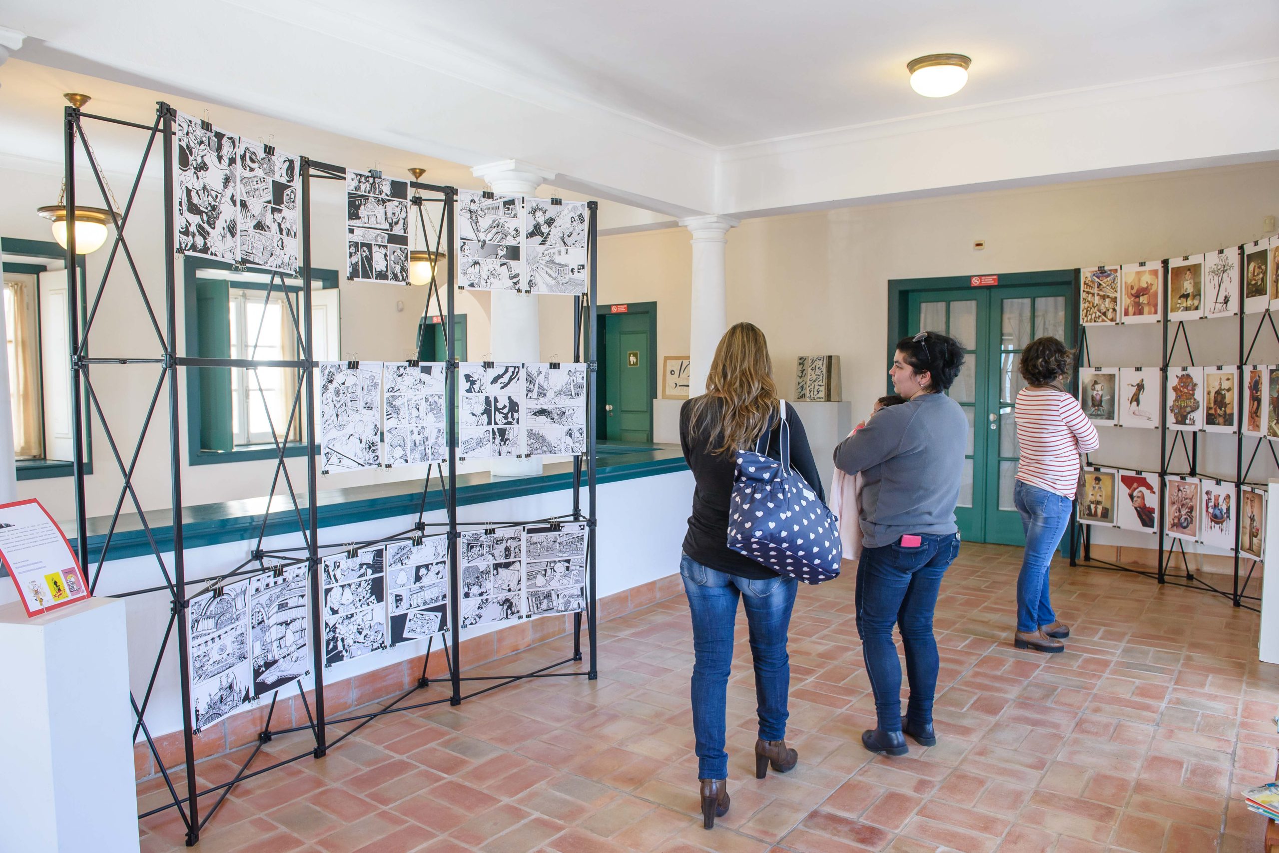 Pessoas a verem a exposição