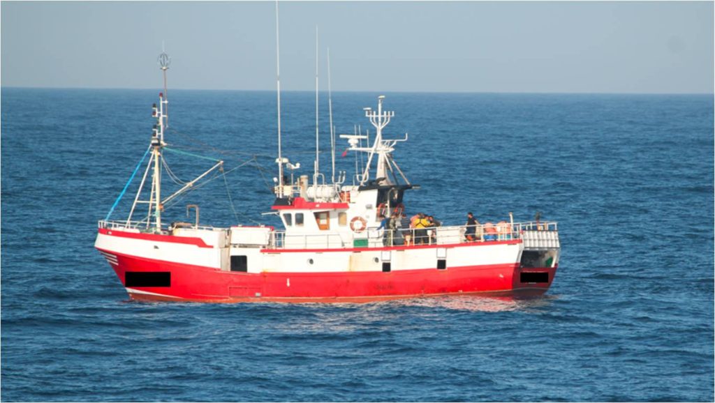 Barco de pesca infrator ao largo de Sines