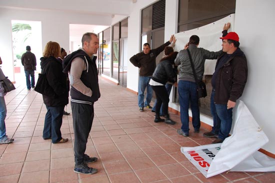 Colegas de Marilu tapam o vidro para lhe dar privacidade