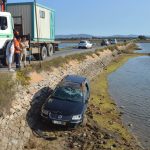 Sul Informação - FOTOGALERIA: Carro cai à ria à entrada da ponte da Praia de Faro