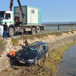 Sul Informação - FOTOGALERIA: Carro cai à ria à entrada da ponte da Praia de Faro