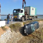 Sul Informação - FOTOGALERIA: Carro cai à ria à entrada da ponte da Praia de Faro