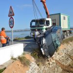 Sul Informação - FOTOGALERIA: Carro cai à ria à entrada da ponte da Praia de Faro