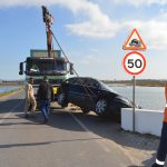 Sul Informação - FOTOGALERIA: Carro cai à ria à entrada da ponte da Praia de Faro