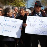 Sul Informação - Centena e meia manifestou-se frente à Câmara de Portimão contra os cortes do Vai e Vem