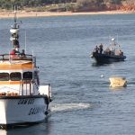 Sul Informação - FOTOGALERIA: Avioneta acidentada já foi retirada do fundo do mar e aguarda investigações