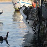 Sul Informação - FOTOGALERIA: Avioneta acidentada já foi retirada do fundo do mar e aguarda investigações