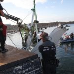 Sul Informação - FOTOGALERIA: Avioneta acidentada já foi retirada do fundo do mar e aguarda investigações