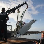 Sul Informação - FOTOGALERIA: Avioneta acidentada já foi retirada do fundo do mar e aguarda investigações