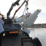 Sul Informação - FOTOGALERIA: Avioneta acidentada já foi retirada do fundo do mar e aguarda investigações