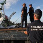 Sul Informação - FOTOGALERIA: Avioneta acidentada já foi retirada do fundo do mar e aguarda investigações