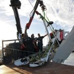 Sul Informação - FOTOGALERIA: Avioneta acidentada já foi retirada do fundo do mar e aguarda investigações