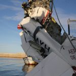 Sul Informação - FOTOGALERIA: Avioneta acidentada já foi retirada do fundo do mar e aguarda investigações