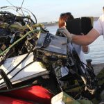 Sul Informação - FOTOGALERIA: Avioneta acidentada já foi retirada do fundo do mar e aguarda investigações