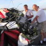 Sul Informação - FOTOGALERIA: Avioneta acidentada já foi retirada do fundo do mar e aguarda investigações