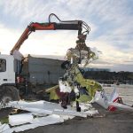 Sul Informação - FOTOGALERIA: Avioneta acidentada já foi retirada do fundo do mar e aguarda investigações