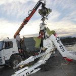 Sul Informação - FOTOGALERIA: Avioneta acidentada já foi retirada do fundo do mar e aguarda investigações