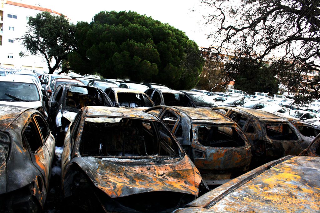 Incêndio no parque da rent a car LuzAuto Faro_2