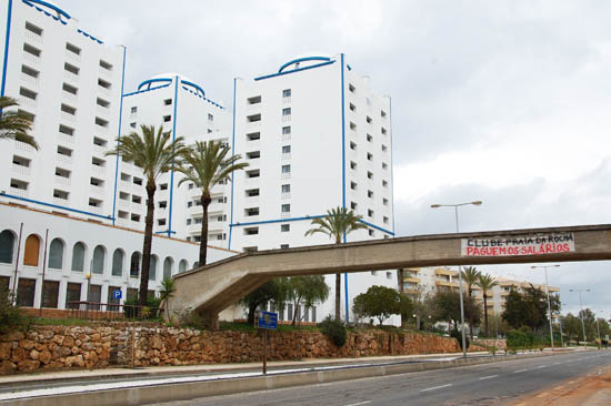 Faixa na V6, a avenida frente ao Clube Praia da Rocha