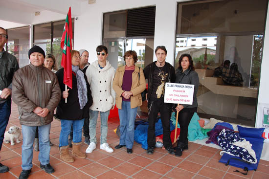 Cá fora, os colegas vão-se revezando no apoio