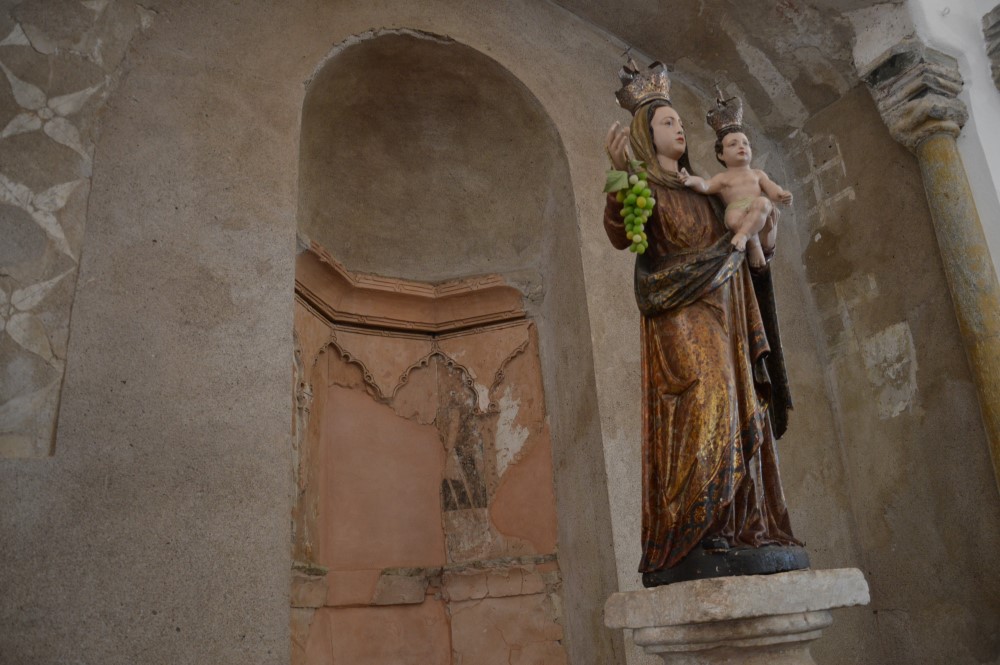 Igreja Matriz de Mértola - imagem de Nossa Senhora, com o Mirab islâmico por trás