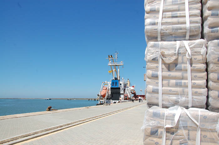 Cimento da Cimpor prestes a ser carregado no Porto de Faro