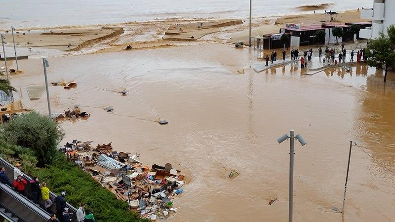 Praia dos Pescadores, Albufeira - mesas, cadeiras, recheio de lojas e restaurantes, tudo foi arrastado para o mar - foto de Sérgio Brito