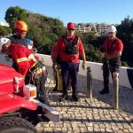 Sul Informação - Bombeiros de Lagoa resgatam cão que caiu em algar na Senhora da Rocha