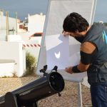 Sul Informação - FOTOGALERIA: Janela de céu limpo pôs algarvios a olhar para o céu para ver eclipse