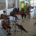 Sul Informação - Jovens guitarristas do «Farrobinhas» deram música ao Aeroporto de Faro (fotos)