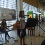 Sul Informação - Jovens guitarristas do «Farrobinhas» deram música ao Aeroporto de Faro (fotos)