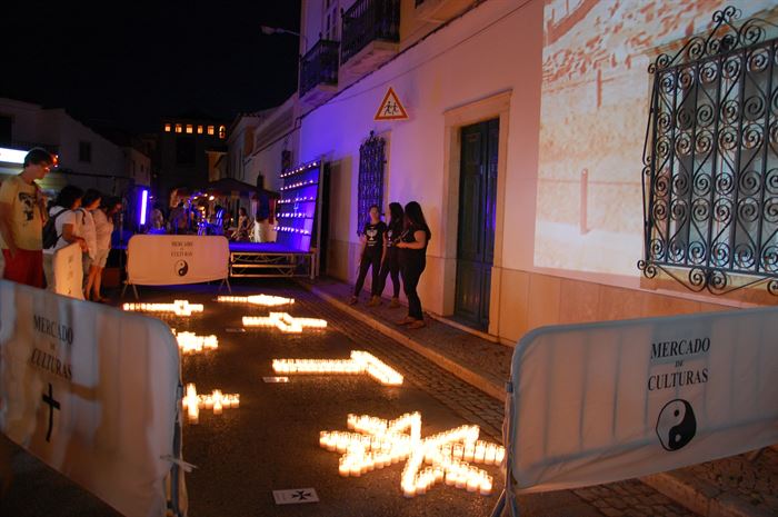 mercado de culturas à luz das velas