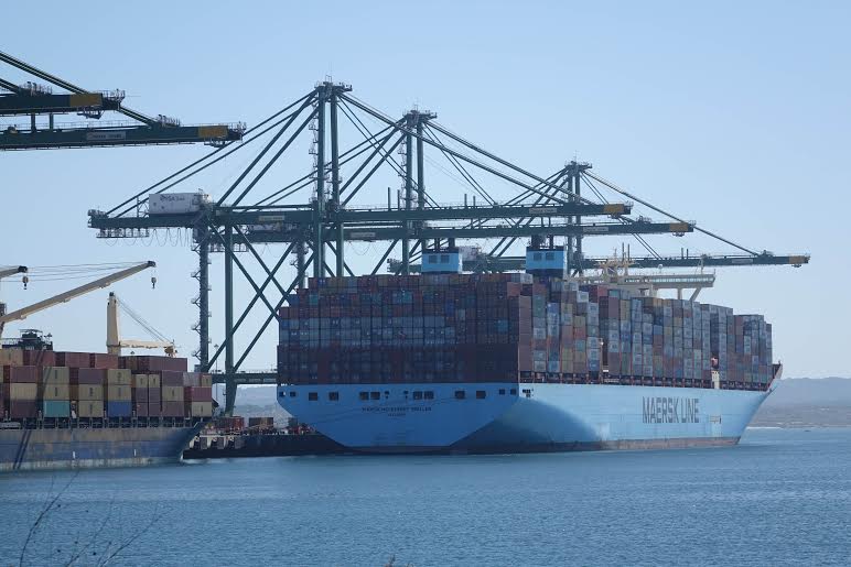 navio no porto de sines