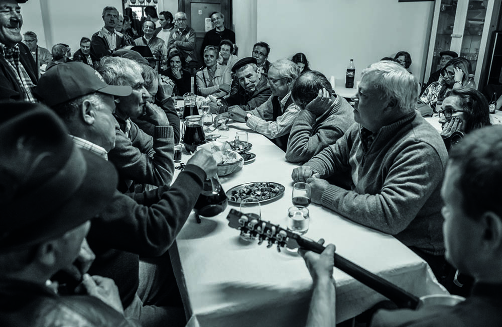 Homens, idosos a cantar ao despique , canto ao baldão com viloa campaniça