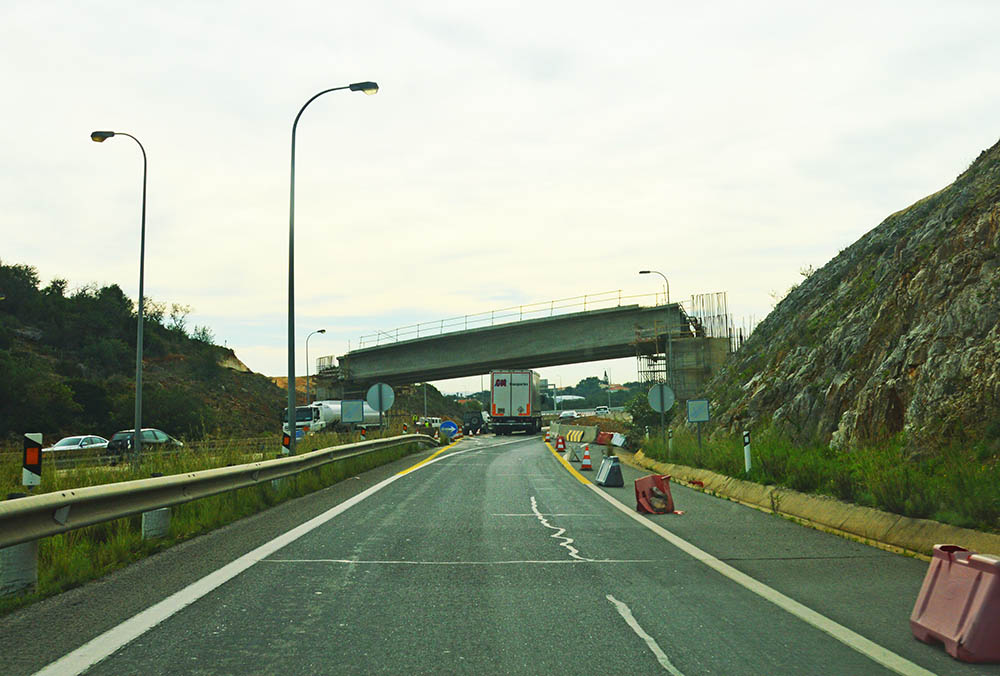 viaduto em construção na Variante do Troto