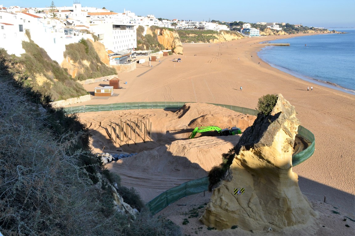 Sul Informação - Reconstrução de apoio de praia abre “cratera” no Peneco