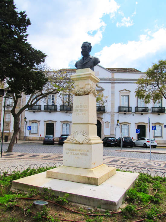 O busto de João de Deus, na atualidade