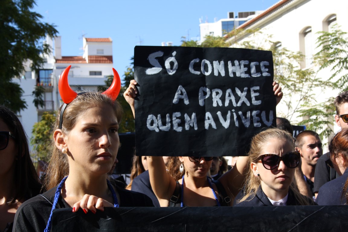 Sul Informação - Desfile do Caloiro com ambiente de enterro em protesto contra limitações à praxe (com fotos)