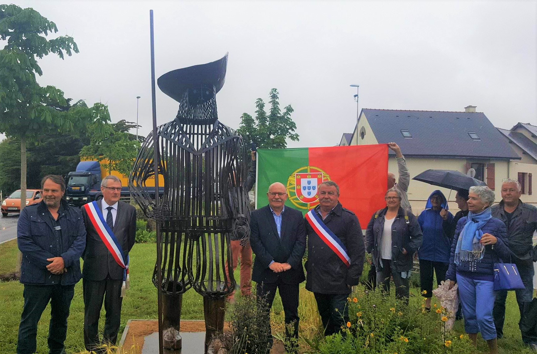 Sul Informação - Estátuas de salineiros inauguradas em Guérande reforçam laços de geminação com Castro Marim