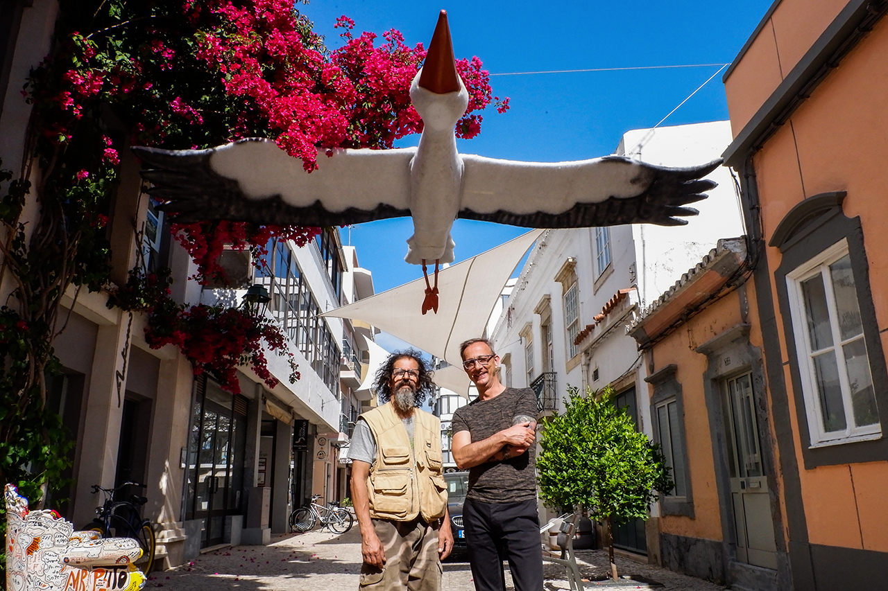 Sul Informação - Cegonha gigante pousou em rua de Faro e já é atração turística [com fotos]