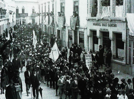 O cortejo. Escolas de Faro