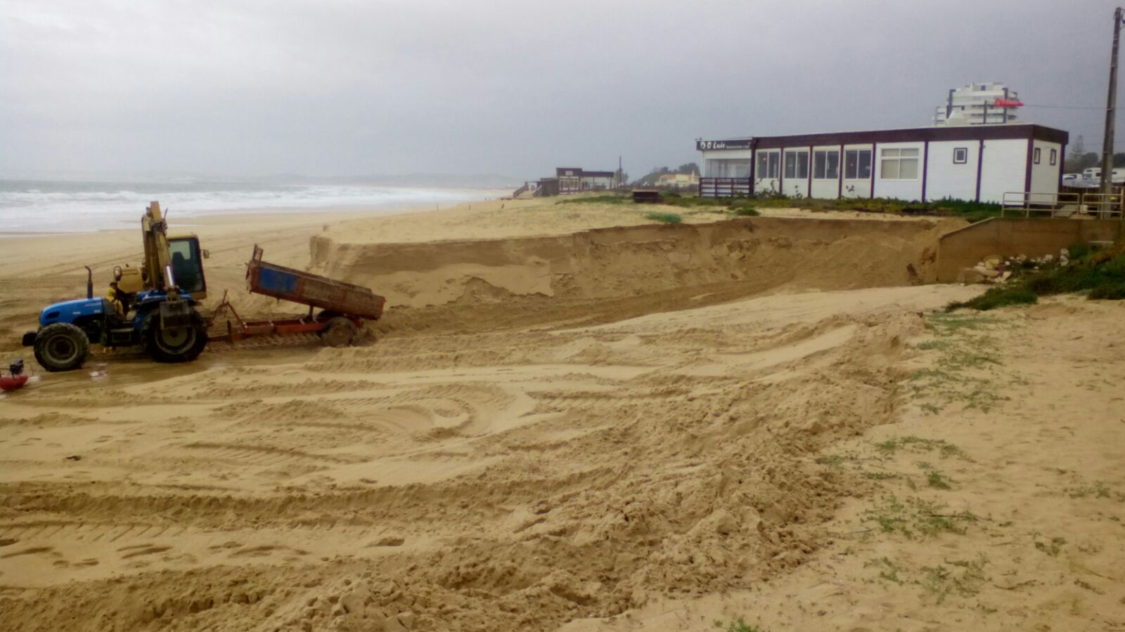 Sul Informação - Câmara de Portimão faz «intervenção preventiva» na Praia dos 3 Irmãos para repor areia