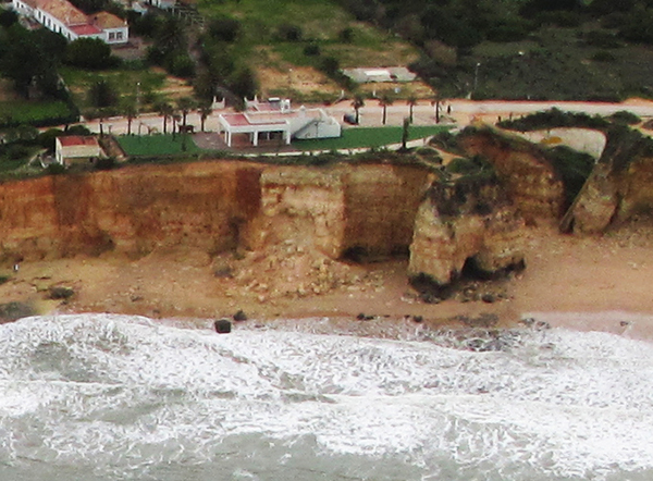 Sul Informação - Já se registaram 19 derrocadas nas arribas do Barlavento Algarvio desde o início do ano