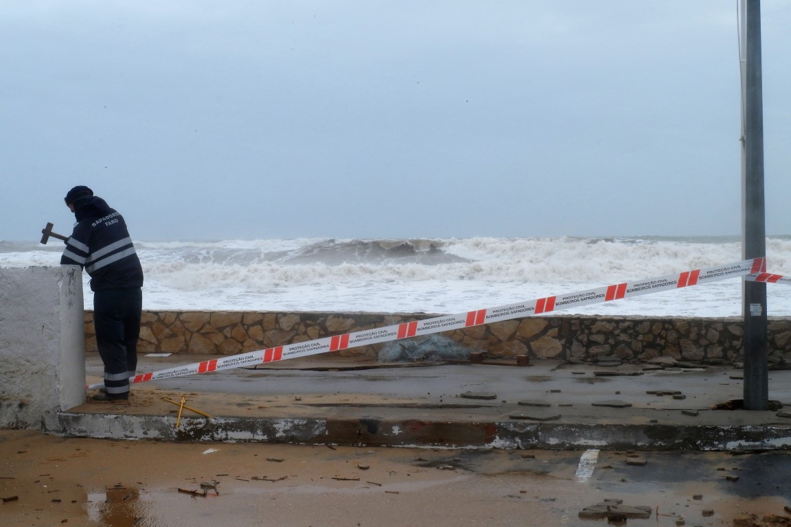 Sul Informação - Praia de Faro teve mais uma tarde de sobressalto depois de noite com estragos [com fotos]