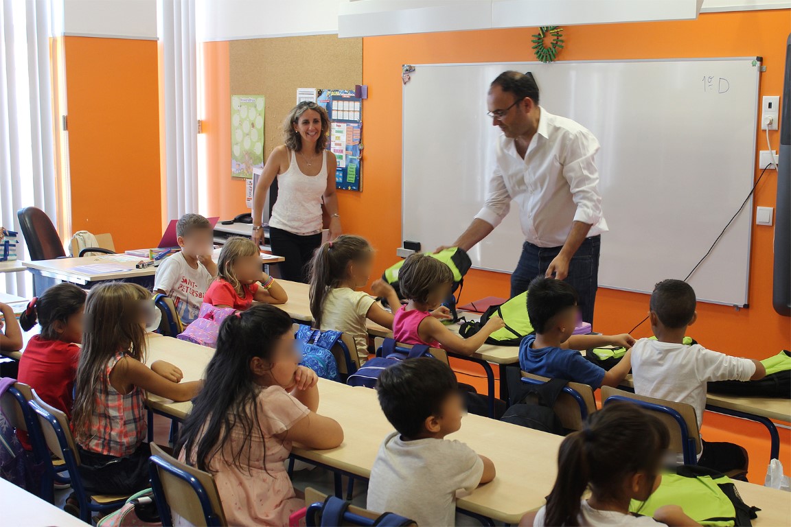 Sul Informação - Junta de Portimão ofereceu material escolar aos alunos do 1º ano da freguesia