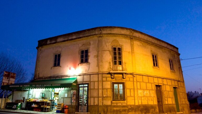 Sul Informação - Demolição do edifício da Mercearia da Ponte causa polémica em Aljezur