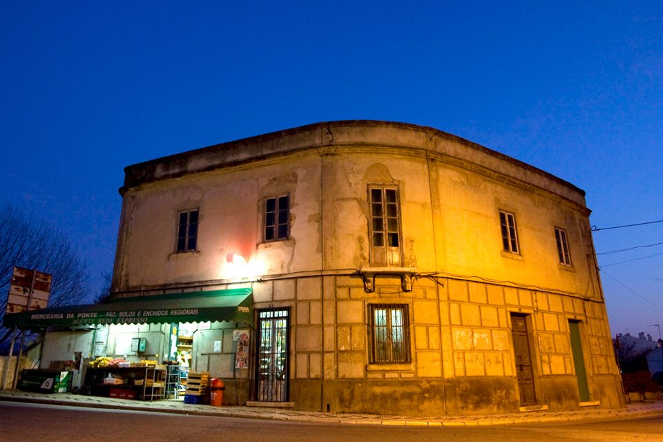 Sul Informação - Demolição do edifício da Mercearia da Ponte causa polémica em Aljezur